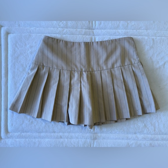 Zara Pleated Skort features a high waist, wrap front, side buckle, pleat details - Picture 5 of 16